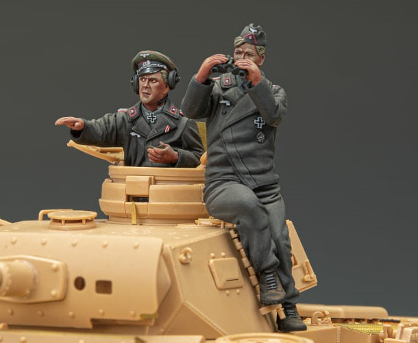 1/35 WWII German Panzer Commander & Crew (2 Resin figures Set) by Rye Field Models