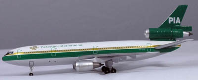 1/500 DC-10 PIA REG: AP-AXD