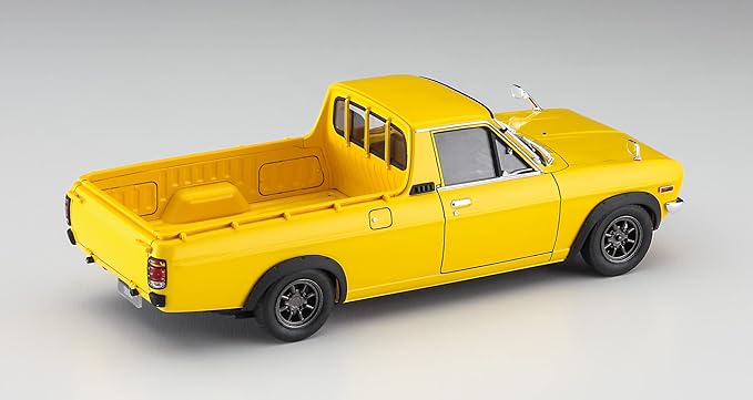 1/24 Datsun Sunny Truck (GB120) Previous Type w/Over Fender Plastic Model