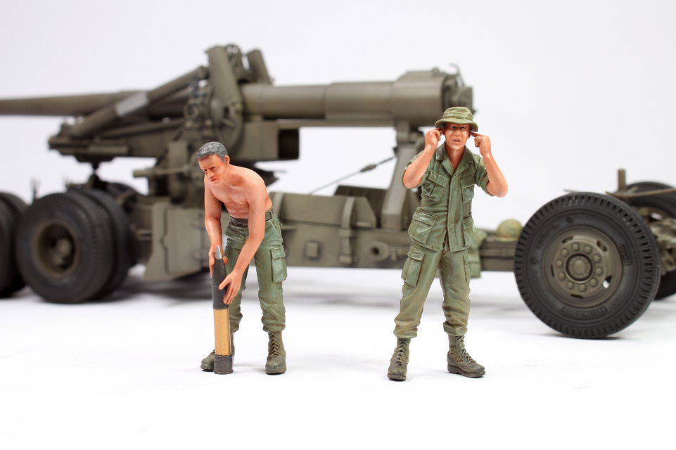 1/35 U.S. M101A1 GUN CREW 2 FIGS w/ JACKET & HELMET BY HOBBY FAN HF761