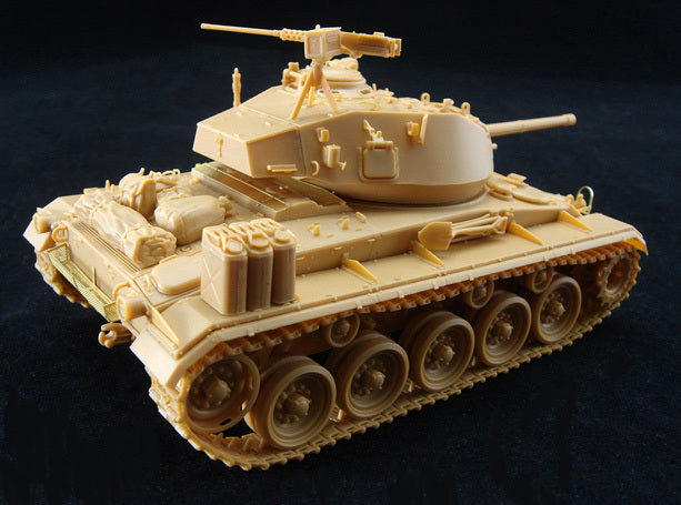 1/35 US LIGHT TANK M-24 'CHAFFEE' w/CREW (NW EUROPE 1944-45) BRONCO MODELS CB35069