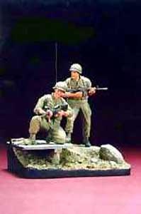 1/35 U.S. MARINE BATTLE OF HUE 1968 (IV) 2 FIGURES W/BASE