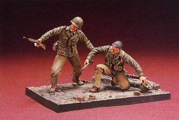 1/35 WWII US INFANTRY #1-2FIGS W/BASE