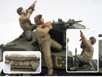 1/35 U.S. M5A1 TANK CREW & SANDBAGS-2 FIGURES