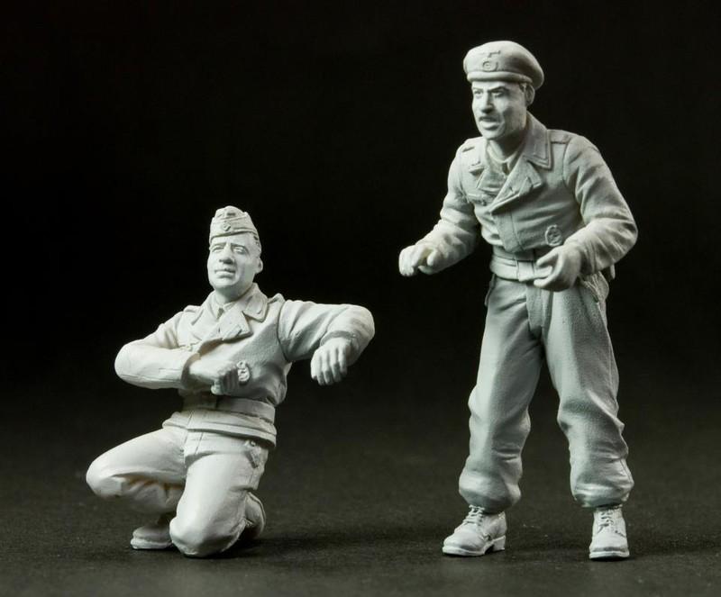 1/35 SDKFZ232 PANZER FUNKWAGEN CREW - 2 FIGURES