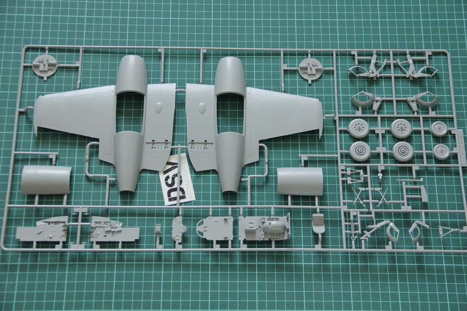 1/32 GLOSTER METEOR F.4 HONG KONG MODEL 01E006