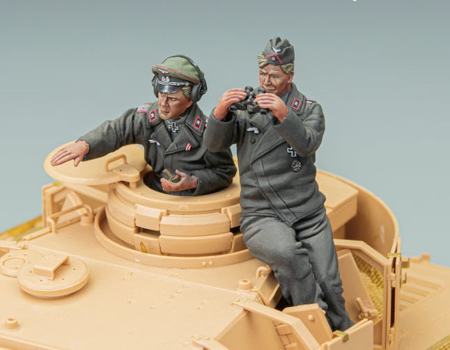 1/35 WWII German Panzer Commander & Crew (2 Resin figures Set)  by Rye Field Models