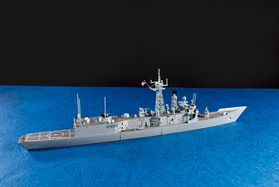 1/700 OLIVER HAZZARD PERRY CLASS FRIGATE SE70006